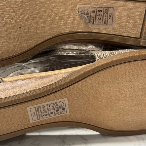 Women's Tan Sandals - Picture 8 of 11